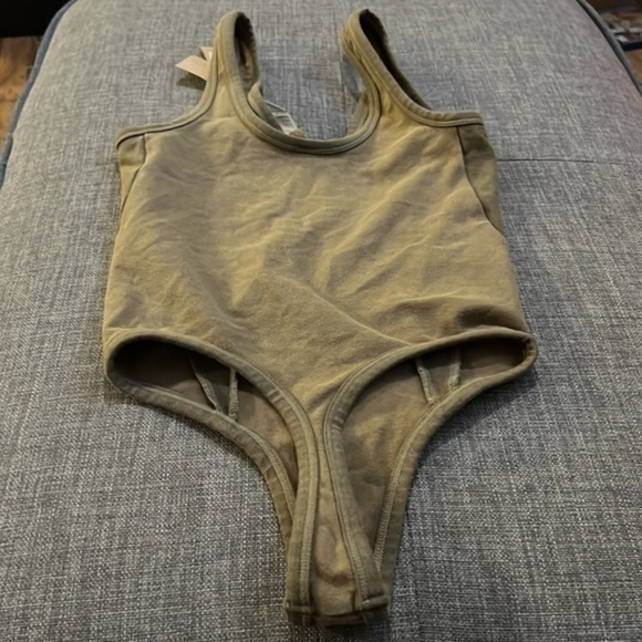Skims Outdoor Bodysuit - Picture 2 of 5